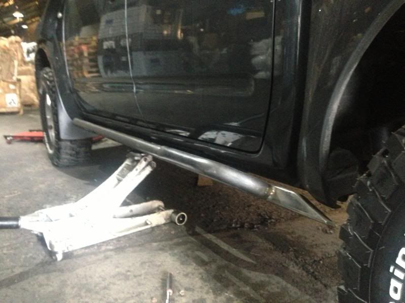 Nissan navara rock sliders #9