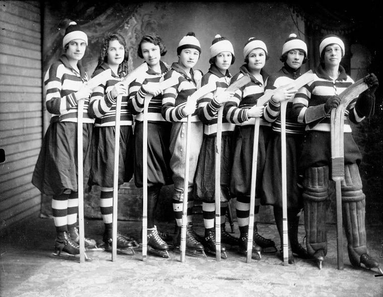 Girls_ice_hockey_team_1921.jpg